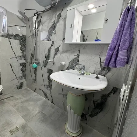 Apartman Newly Renovated 1 Bedroom Flat In *