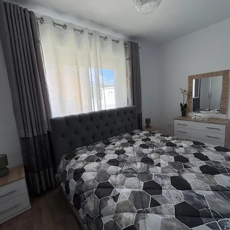 Newly Renovated 1 Bedroom Flat In Apartment *