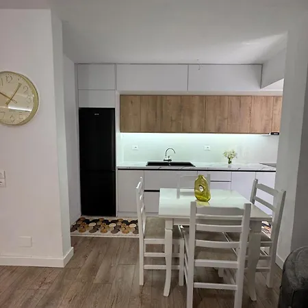 Newly Renovated 1 Bedroom Flat In דירה