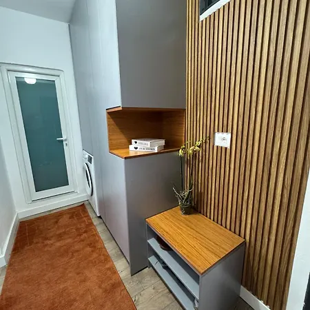 Newly Renovated 1 Bedroom Flat In Apartment *