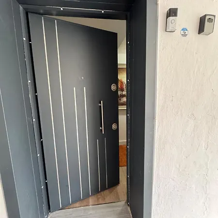 Newly Renovated 1 Bedroom Flat In