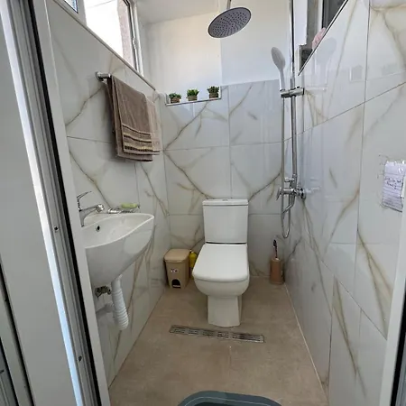 Newly Renovated 1 Bedroom Flat In Apartment *
